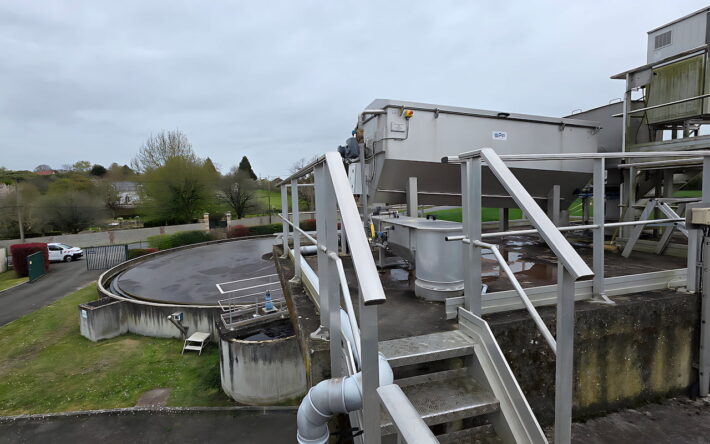 La station d’épuration de Château-Renault a été mise en service en 2010 avec un raccordement direct vers le bassin-lagune. - Banque des Territoires