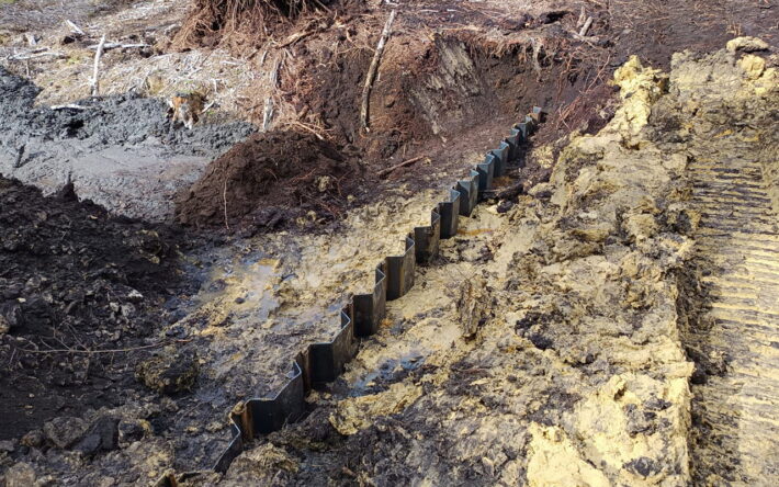 Les accès aux fossés ont été déboisés. Certains ouvrages ont été renforcés par des armatures en madriers de bois ou en palplanches métalliques. Crédits photo : Emmanuelle VERGON-Tripard