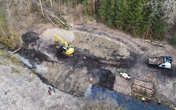 Pour limiter au maximum l’impact sur le sol et la tourbière, des engins à faible pression au sol (250 gr/cm2 à 80 gr/cm2 ) avec une cabine réversible ont été utilisés. Crédits photo : ©EPAGEHDHL-LIFE