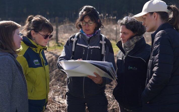 Geneviève Magnon présente les travaux de restauration à Bérénice IBLED, Chargée de mission Espaces Naturels Sensibles au Département du Doubs, et aux agents de l’EPAGE, Camille Barbaz, chargée de mission du site Natura 2000 , Chloé Visentini, référente administrative et comptable et à Emma Leporini , Chargée de la révision du document d'objectifs du site Natura 2000 des Vallées du Drugeon et du Haut-Doubs. Crédits photo : Emmanuelle VERGON-Tripard