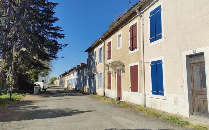 Maisons accolées, terrain en pente : l’organisation en corons rendait pertinent un système d’assainissement collectif, malgré le coût difficile à supporter pour une très petite commune (212 habitants) - Crédits photo : Banque des Territoires