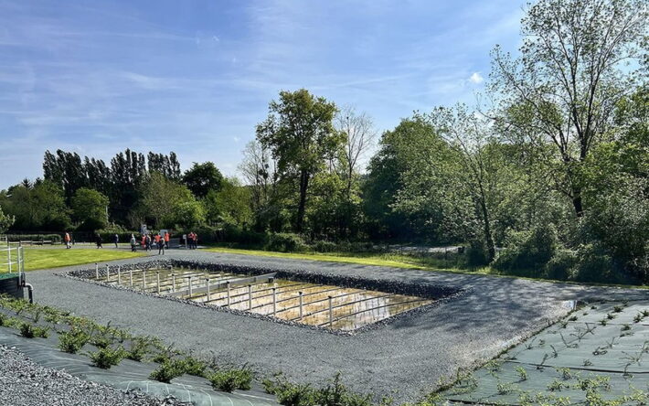 Le bassin filtrant tout juste planté de roseaux, lors de l’inauguration de la station en avril 2025 - Crédits photo : Vendée Eau