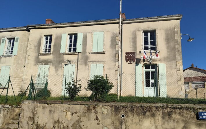 La mairie de Faymoreau se situe dans le village de la Verrerie, au plus près de l’activité minière qui a fait vivre la commune jusqu’au milieu du 20e siècle - Crédits photo : Banque des Territoires