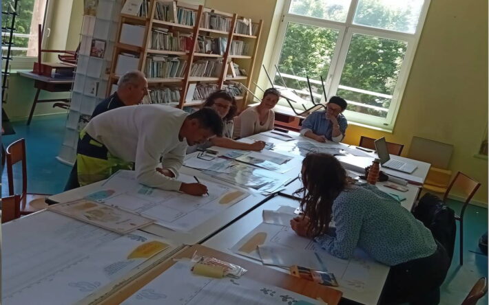 Réunion d’équipe autour de la charte de gestion de la cour d’école - Crédits photo : Grand Narbonne