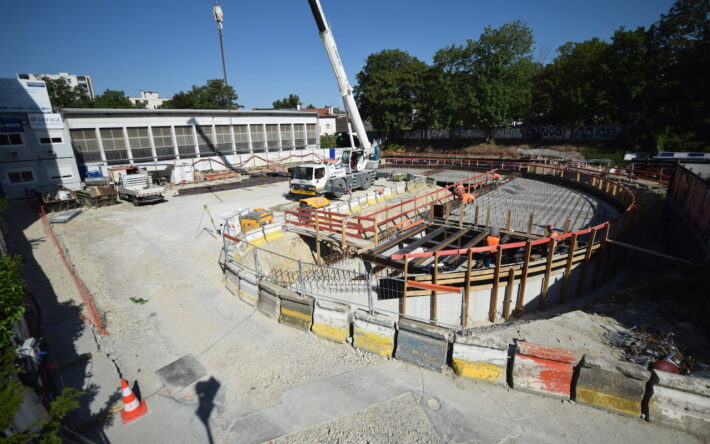 Vue extérieur du bassin de la Fontaine des Hanots, au moment de la construction des parois moulées. - Crédits photo : DEA