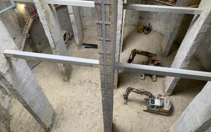 Réalisation du radier, une épaisse dalle en béton, coulée au fond du bassin, sur laquelle repose l’ensemble de l’ouvrage. - Crédits photo : DEA