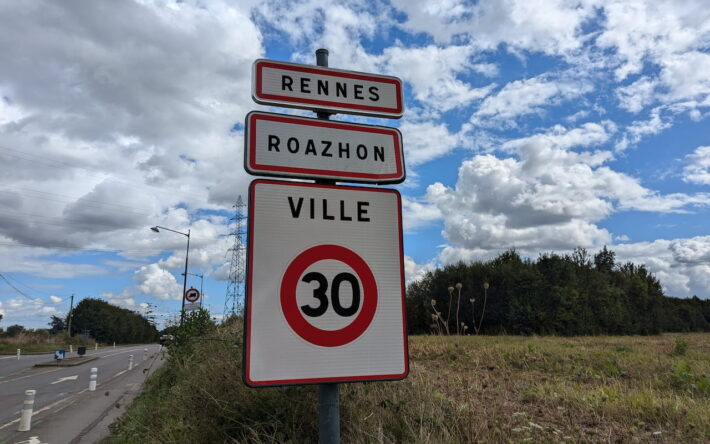 Panneau d’entrée dans Rennes. - Crédit photo : Alice Vettoretti