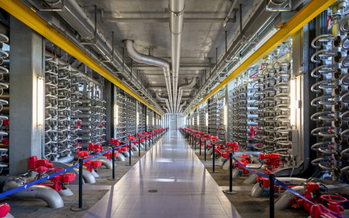 Vue des installations actuelles de l’usine de Méry-sur-Oise. Le site est aujourd’hui équipé de la nanofiltration ; l’osmose inverse viendra compléter ce dispositif dans le cadre du programme de modernisation du SEDIF. -Crédits photo : SEDIF