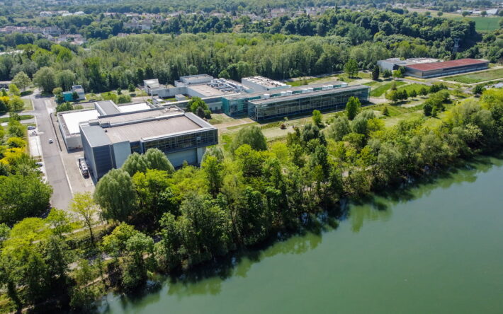 Vue aérienne de l’usine de production d’eau potable de Méry-sur-Oise, l’un des sites majeurs du SEDIF pour l’alimentation en eau potable de l’Île-de-France. - Crédits photo : SEDIF