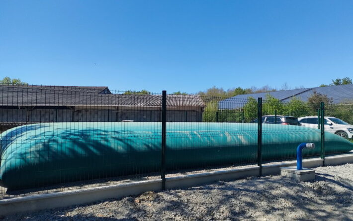 Dans le village de la Bénetière, cette réserve souple répond à la fois aux obligations de la commune pour la défense des habitations et de l’exploitant pour ses bâtiments profession-nels. La parcelle a été cédée à la commune pour l’euro symbolique - Crédit photo : Banque des Territoires