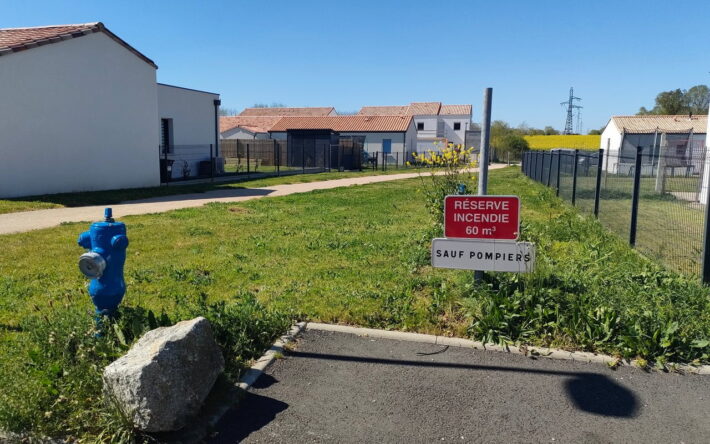 L’aménagement d’une réserve enterrée est la solution la plus coûteuse. Dans ce lotisse-ment, ce choix a été guidé par le manque d’emprise au sol - Crédit photo : Banque des Territoires