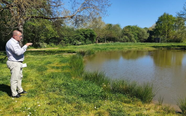Le plan d’eau du parc des Grands Chênes a été curé et ses abords stabilisés par Vendée Eau pour garantir l’accès du SDIS à cette réserve d’eau de 240 m³ - Crédit photo : Banque des Territoires
