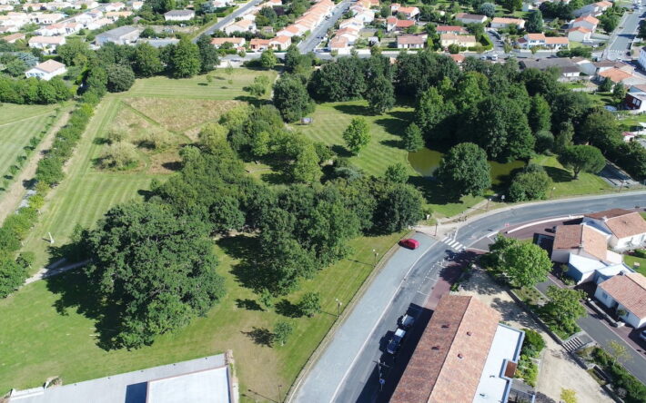 Au cœur du bourg de La Genétouze, le parc des Grands Chênes abrite un plan d’eau amé-nagé en 2025 pour la DECI - Crédit photo : La Genétouze