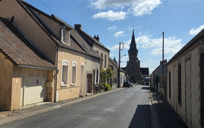 La conduite principale d’assainissement suit l’axe de la route départementale en centre-bourg - Crédits photo : Banque des Territoires