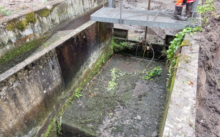 A la sortie de Baugé, l’ancien répartiteur entre le Couasnon naturel et un bief soulevait des enjeux de rupture de continuité écologique et des risques d’inondations pour la commune. - Crédits photo : SMBAA.