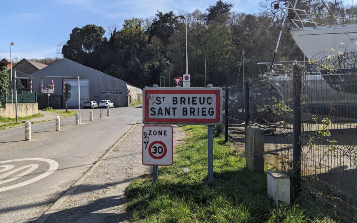 Panneau d’entrée dans Saint-Brieuc. - Crédits photo : Alice Vettoretti