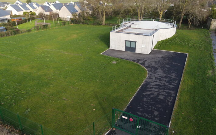 La construction semi-enterrée permet d’intégrer le bâtiment dans le paysage - Crédits photo : Bayeux Intercom