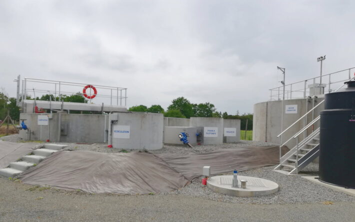 Nouvelle station d’épuration partagée des communes d’Essé et de Boistrudan. Dans le bassin biologique, les micro-organismes dégradent les matières organiques. Dans le clarificateur, à gauche, l’eau est séparée de la boue activée - Crédit photo : Joëlle Bizeau
