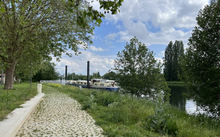 Les abords de la rivière ont été nivelés pour faciliter la promenade - Crédits photo : Claire Pourprix