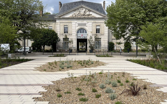 Hôtel de Ville de Joigny, face au parc des Berges - Crédits photo : Claire Pourprix