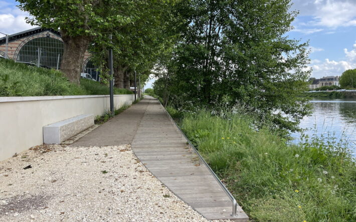 Les berges de l’Yonne ont été entièrement réaménagées, avec des avancées sur l’eau en bois et une estacade derrière la halle du marché - Crédits photo : Claire Pourprix