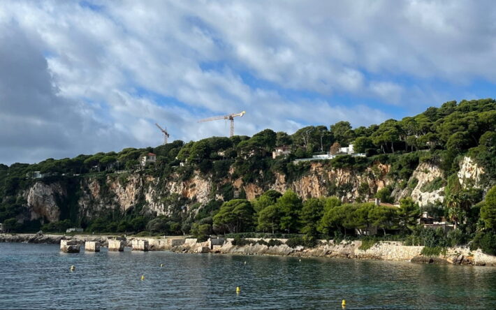 Le terrain de « La Carrière » acquis par la commune totalise 2,7 hectares directement en bordure de méditerranée. - Crédits photo : Banque des Territoires
