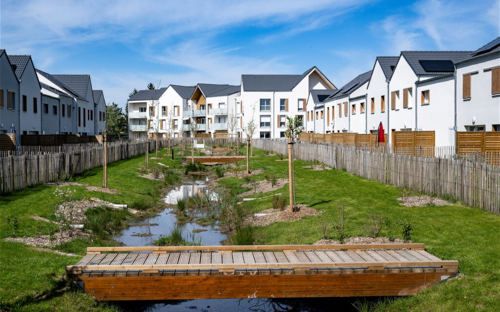 Des jardins de pluie pour le programme immobilier novateur du bailleur social Valloire Habitat (45)