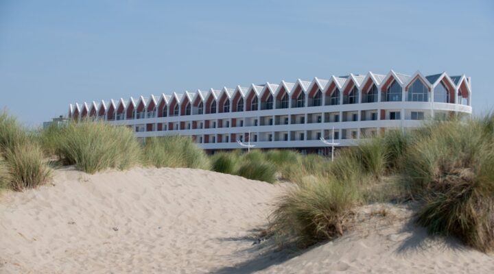 Un cordon dunaire orné d'oyats longe le Radisson Blu Grand Hotel & Spa Malo - Crédits photo : Communauté urbaine de Dunkerque